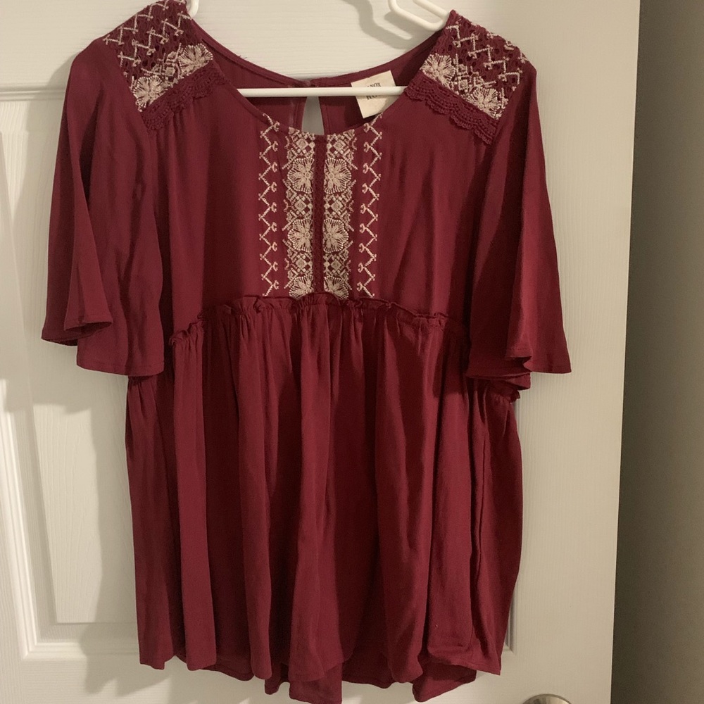 Knox Rose flowy blouse top. Maroon, size small.